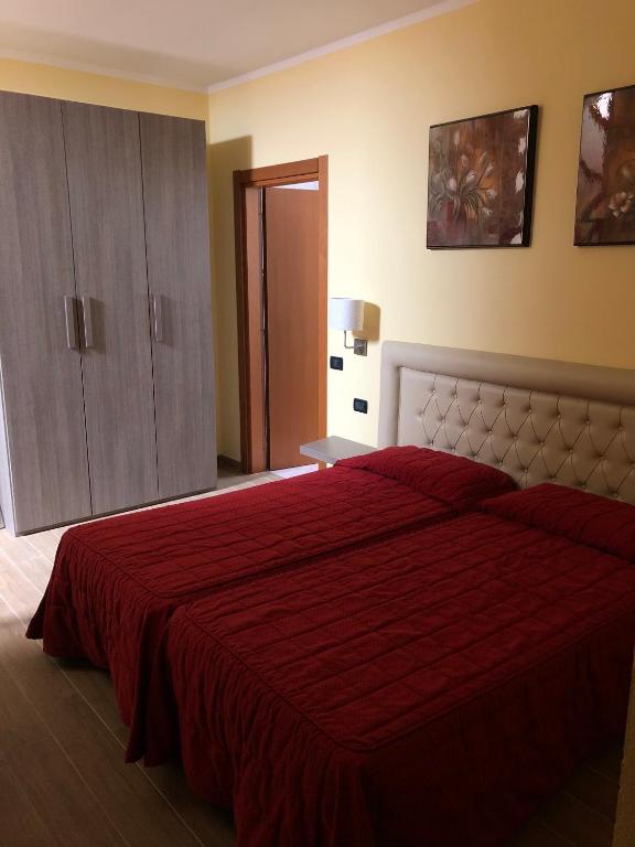 Een bed of bedden in een kamer bij Hotel Adler