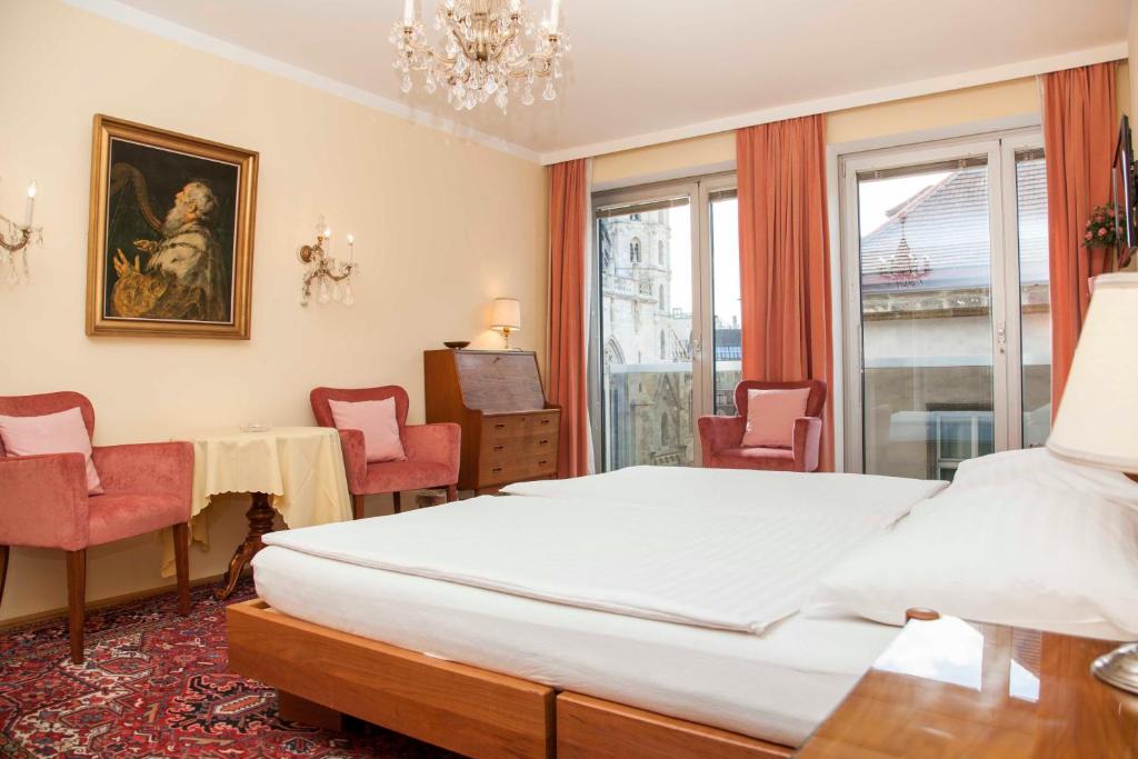 Postel nebo postele na pokoji v ubytování Pension Sacher - Apartments am Stephansplatz