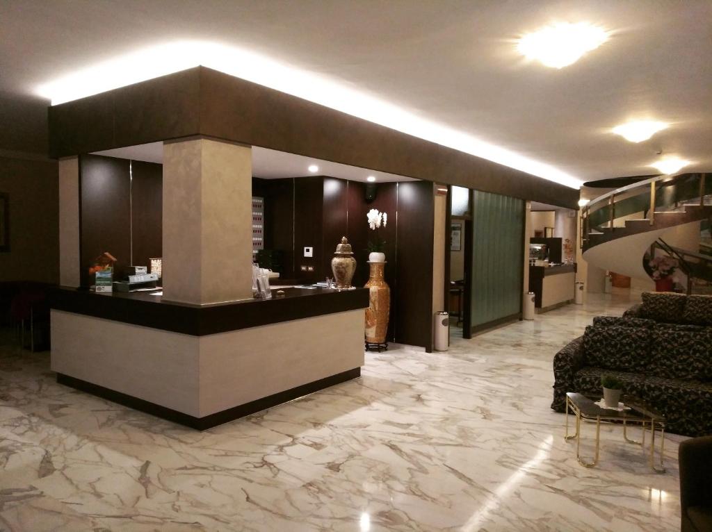 eine Lobby mit einer Rezeption in einem Gebäude in der Unterkunft Hotel Reali in Chianciano Terme