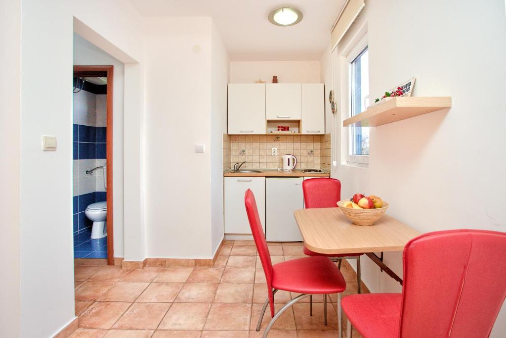 Una cocina o cocineta en Apartments Ivanović