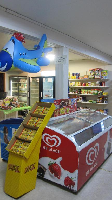 Supermarket nebo jiné obchody v  kempu nebo okolí