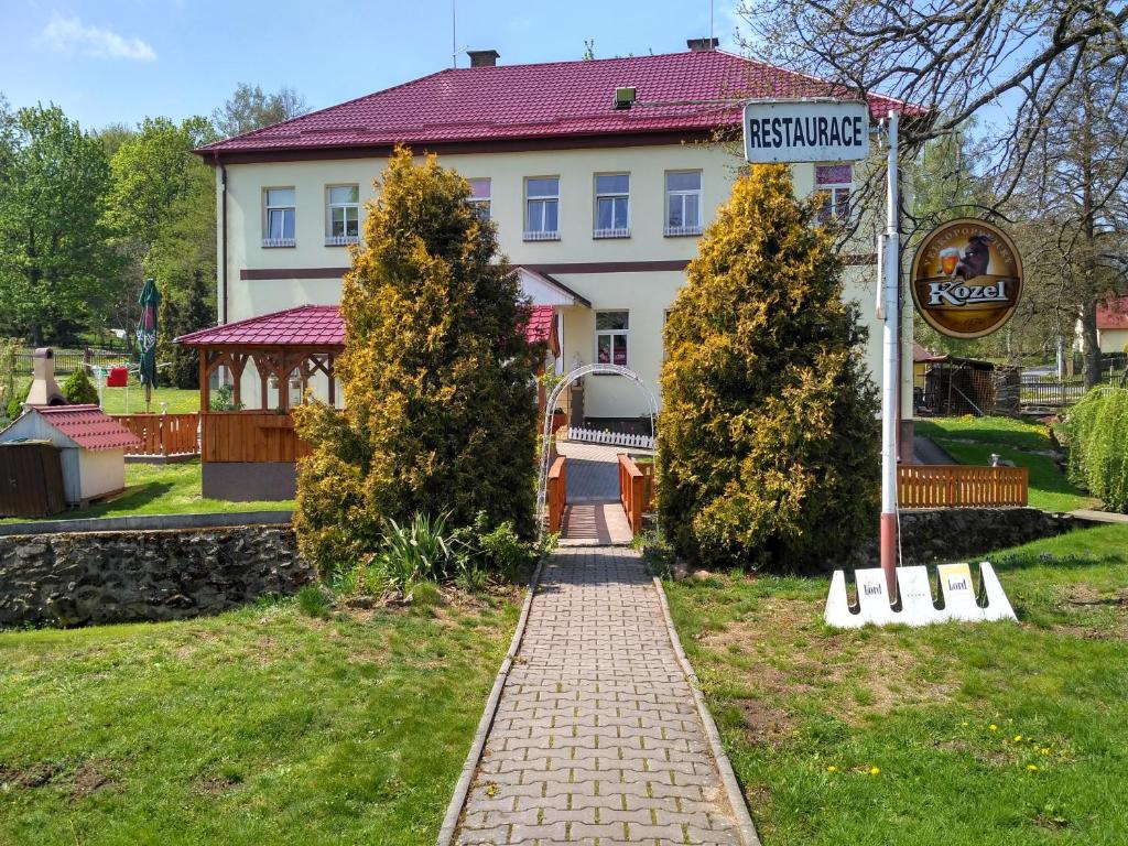 ein Straßenschild vor einem Haus in der Unterkunft Penzion U Bernardýna in Tachov