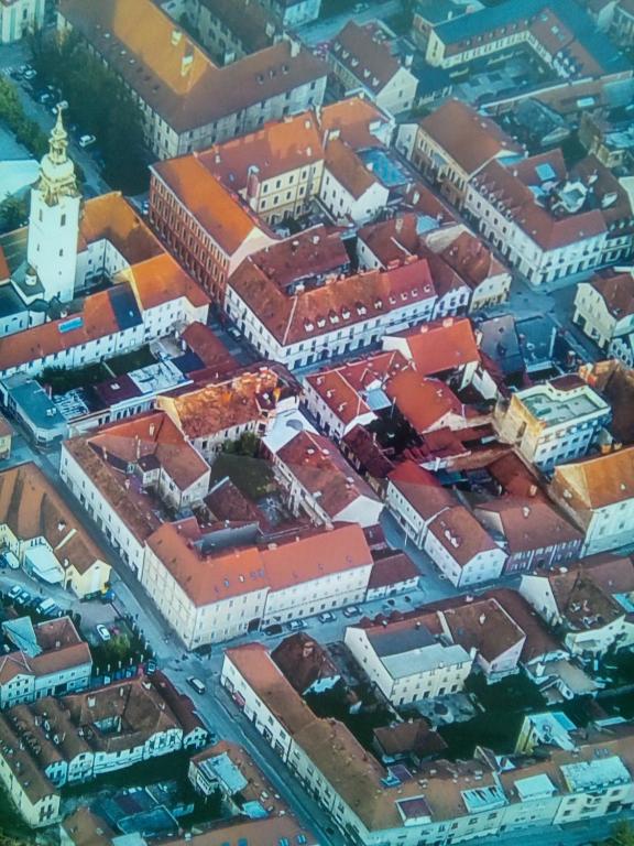 Nespecifikovaný výhled na destinaci Karlovac nebo výhled na město při pohledu z penzionu