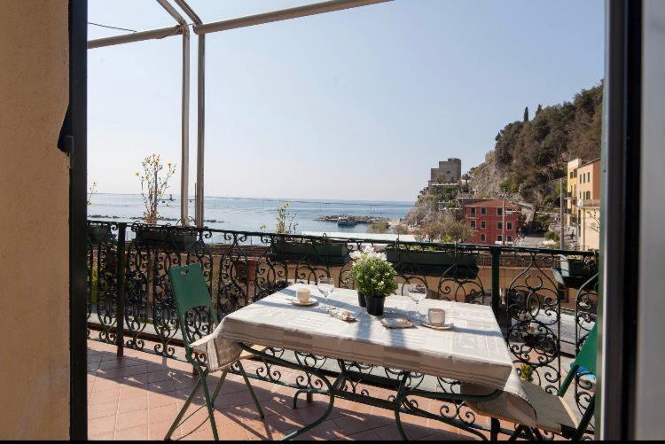 a table on a balcony with a view of the ocean at Orizzonte sul mare in Monterosso al Mare