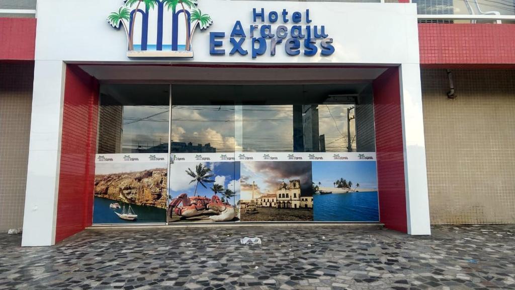 ein Schild des Hotels Argentinan Express an der Vorderseite eines Gebäudes in der Unterkunft Hotel Aracaju Express in Aracaju