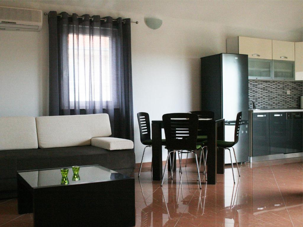 een woonkamer met een bank en een tafel bij Apartments Kristina in Milna