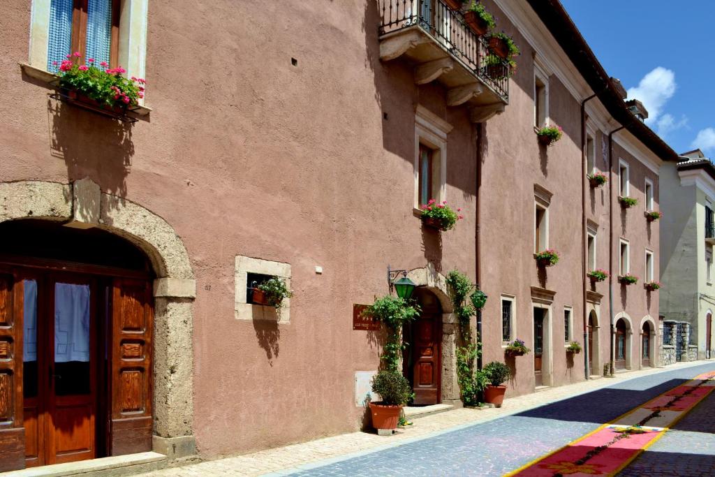 a street scene with a building and a couple of windows at Hotel Alle Vecchie Arcate in Pescasseroli
