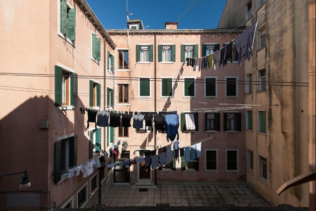 Budova, v ktorej sa apartmán nachádza