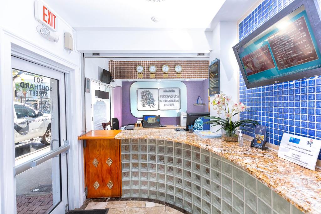TV a/nebo společenská místnost v ubytování Pegasus International Hotel
