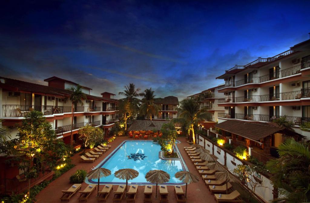 vista sul tetto di un resort con piscina di Pride Sun Village Resort & Spa a Baga