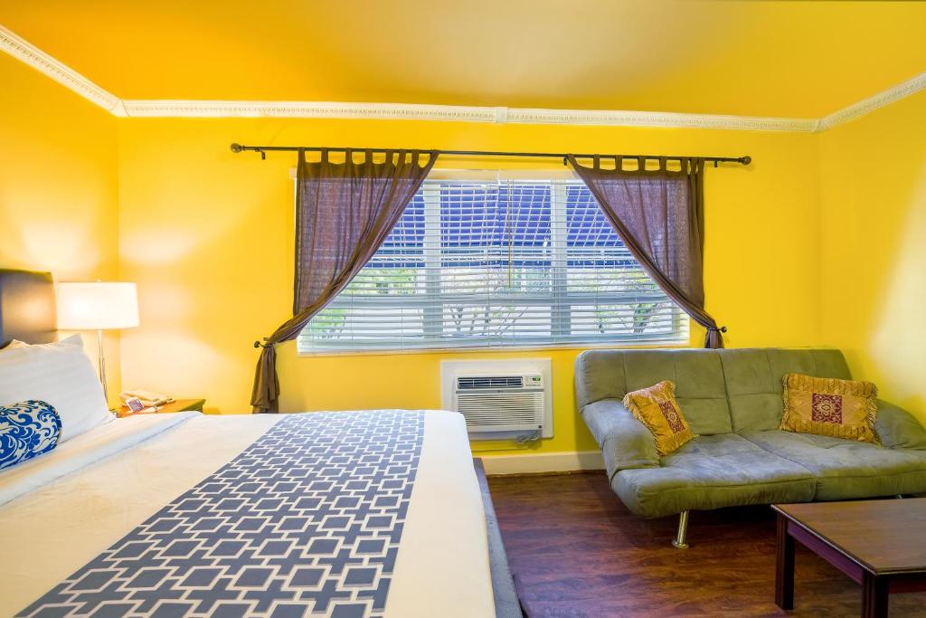 Postel nebo postele na pokoji v ubytování Pegasus International Hotel