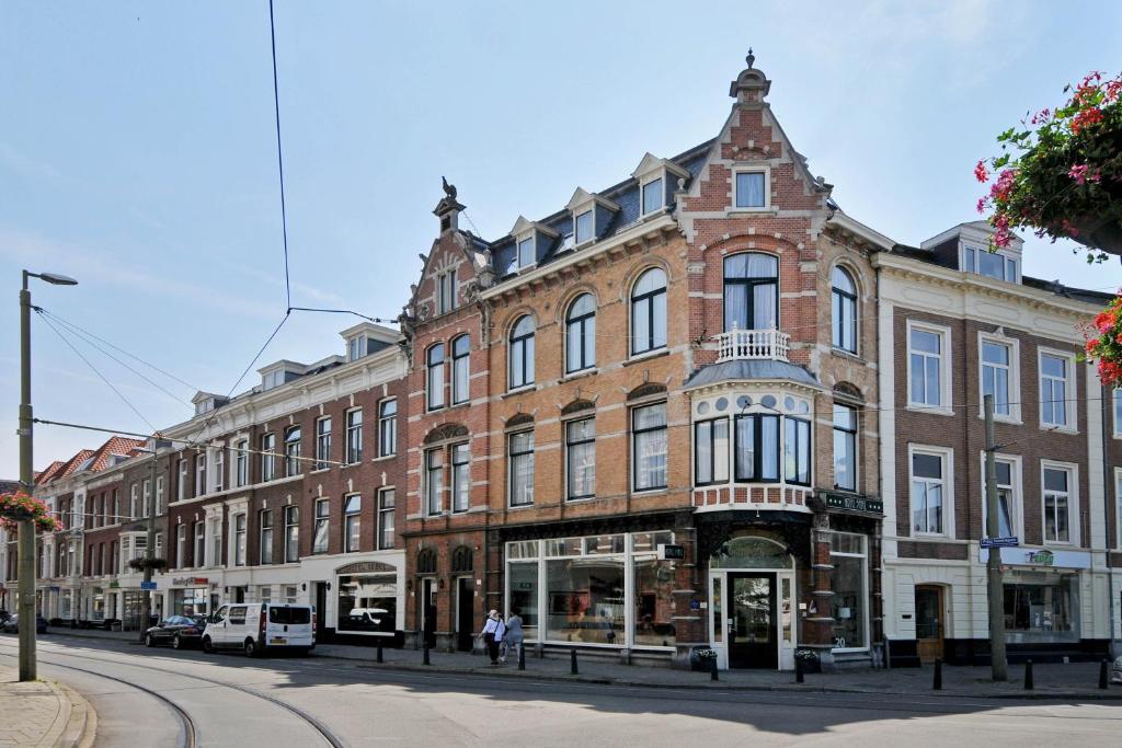 un gran edificio de ladrillo en el lateral de una calle en Hotel Sebel en The Hague