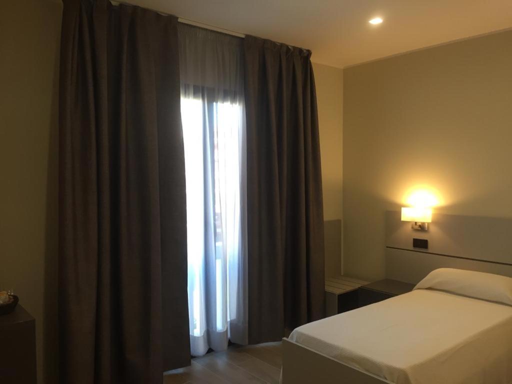 Postel nebo postele na pokoji v ubytování ROMA ROOMS