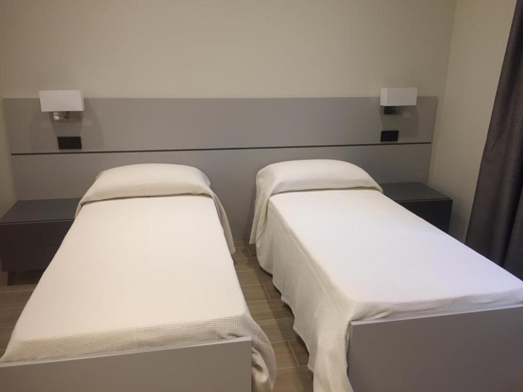 Postel nebo postele na pokoji v ubytování ROMA ROOMS