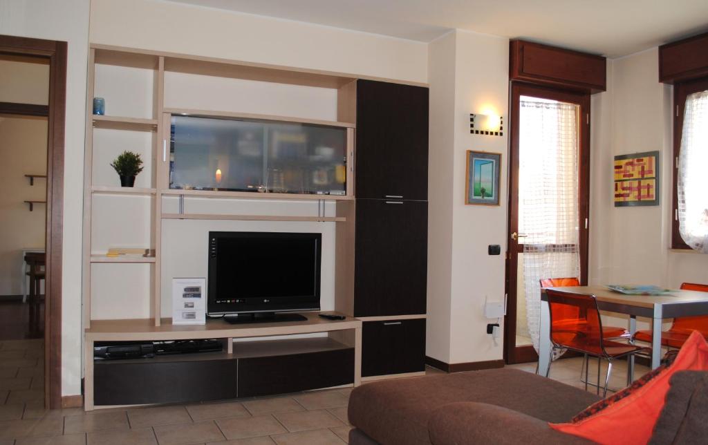 A television and/or entertainment centre at Bnbook - Volta Fiera Milano