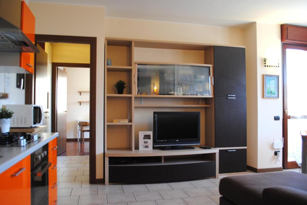 A television and/or entertainment centre at Bnbook - Volta Fiera Milano