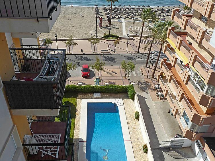 einen Blick über einen Pool neben einem Strand in der Unterkunft Apartamento Barbados in Fuengirola