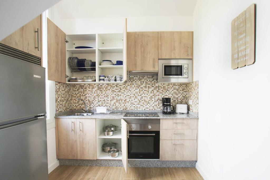 A kitchen or kitchenette at Hostel Albergue O Mesón - Habitación superior Luxury