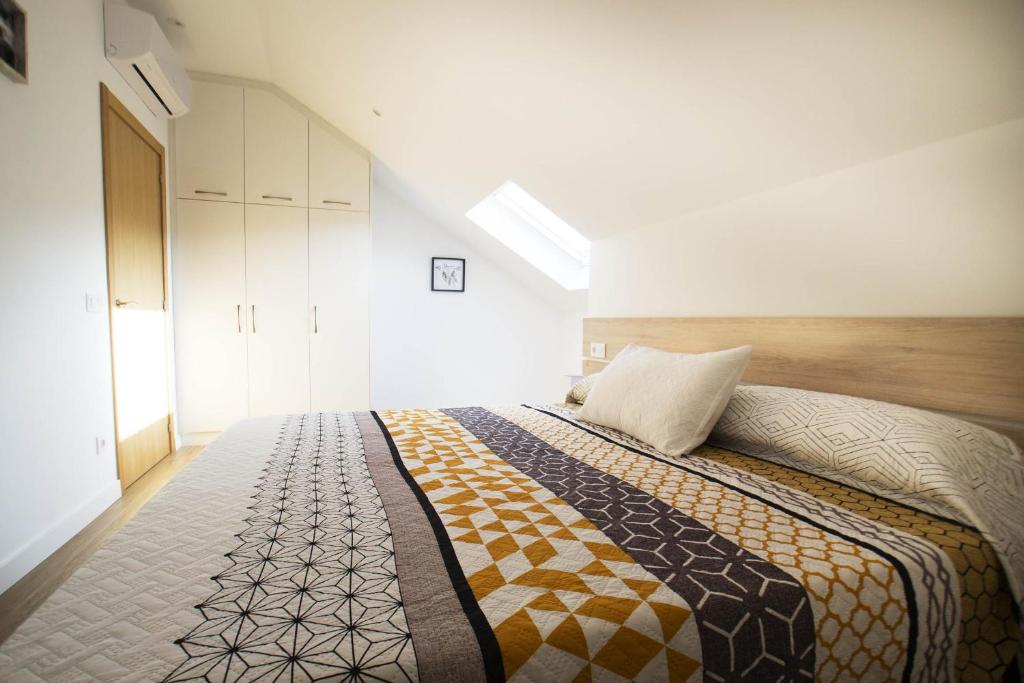 A bed or beds in a room at Hostel Albergue O Mesón - Habitación superior Luxury