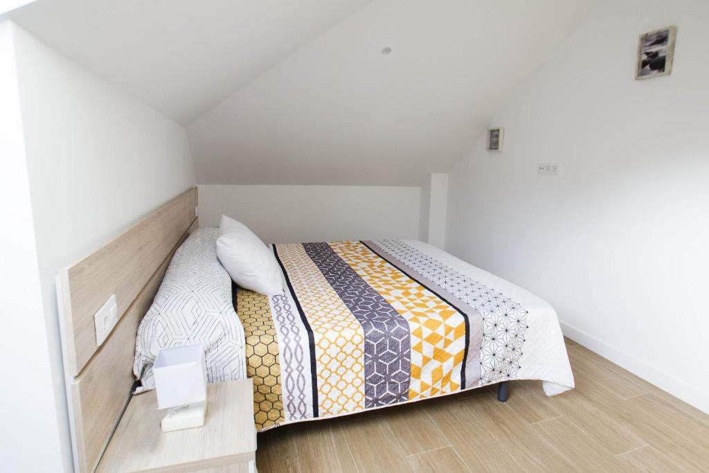 A bed or beds in a room at Hostel Albergue O Mesón - Habitación superior Luxury