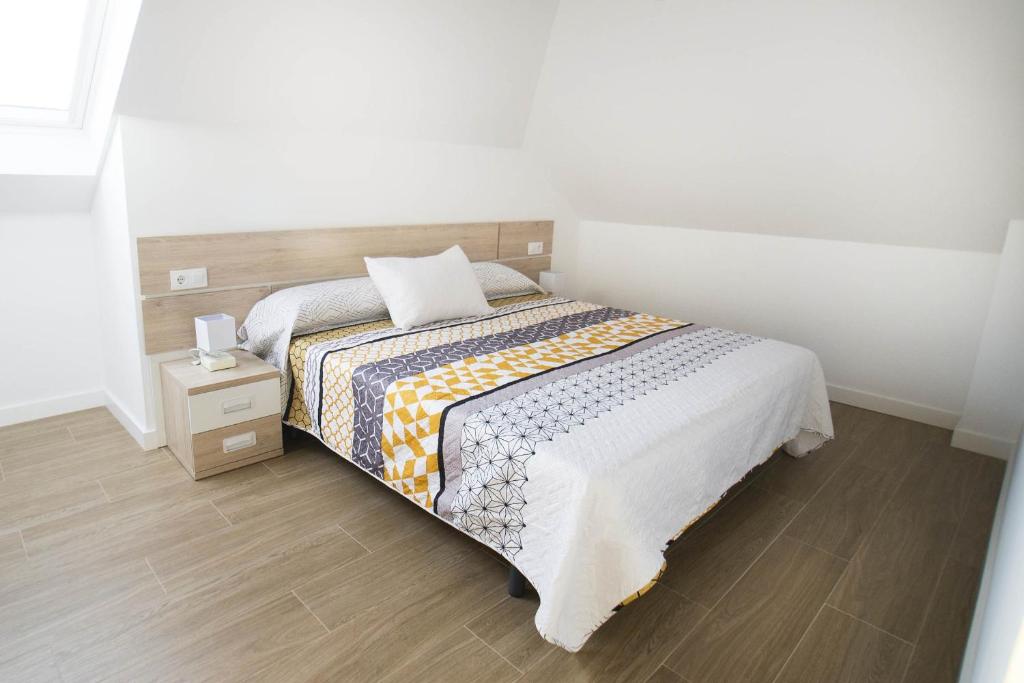 A bed or beds in a room at Hostel Albergue O Mesón - Habitación superior Luxury