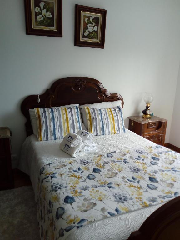 ナザレにあるMar Salgadoのベッドルーム1室(青と黄色の掛け布団付きのベッド1台付)