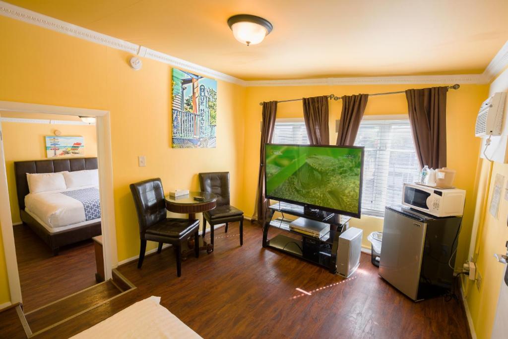 TV a/nebo společenská místnost v ubytování Pegasus International Hotel