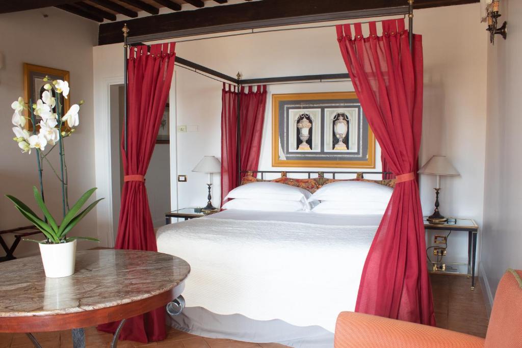 Postel nebo postele na pokoji v ubytování Grand Hotel Continental Siena - Starhotels Collezione