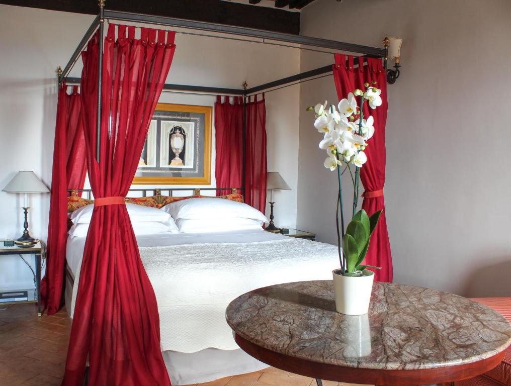 Postel nebo postele na pokoji v ubytování Grand Hotel Continental Siena - Starhotels Collezione