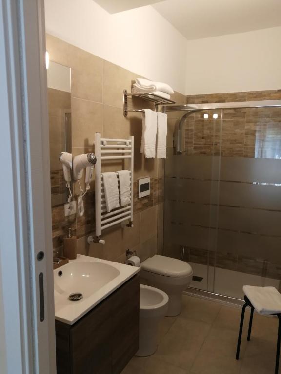a bathroom with a toilet and a sink and a shower at B&B Il Mare degli Dei in Letojanni