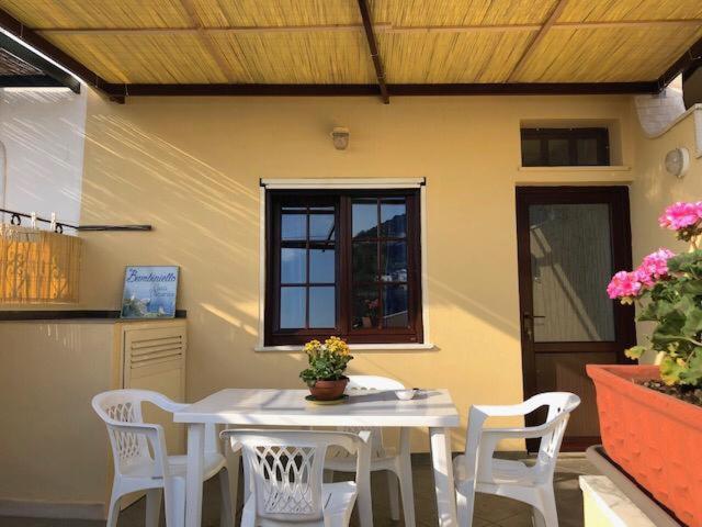 einen weißen Tisch und Stühle vor einem Haus in der Unterkunft Bambiniello in Anacapri