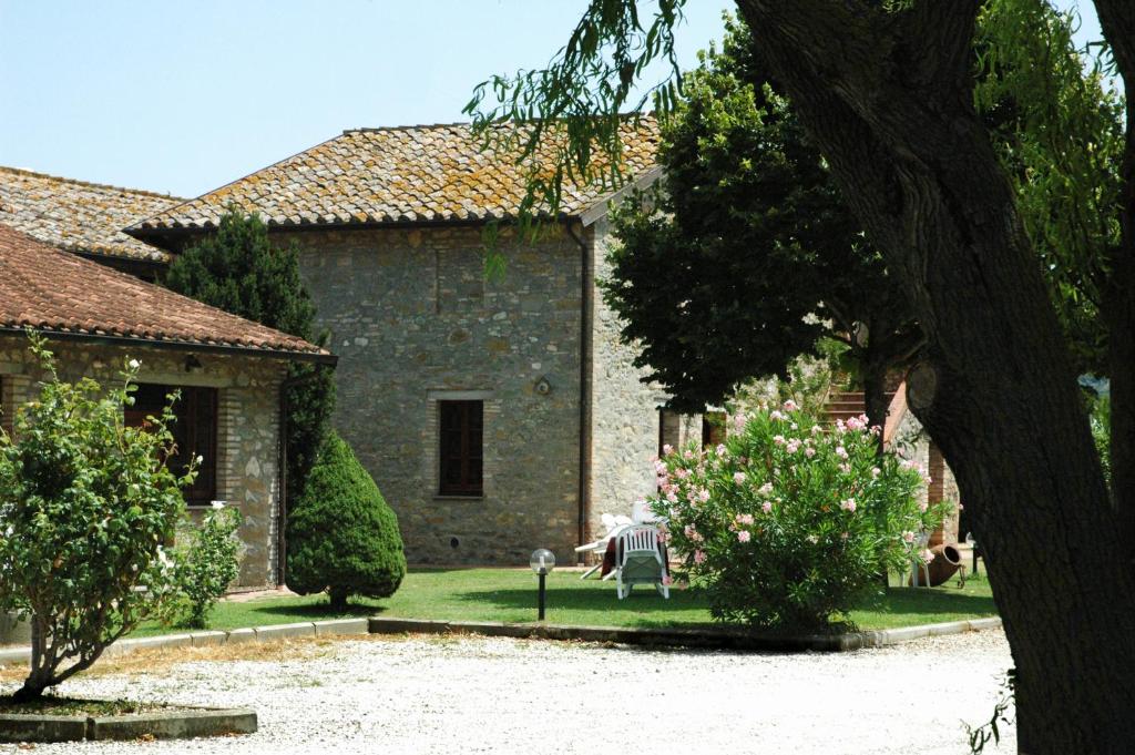 A garden outside Casa Vacanze Vecchio Granaio