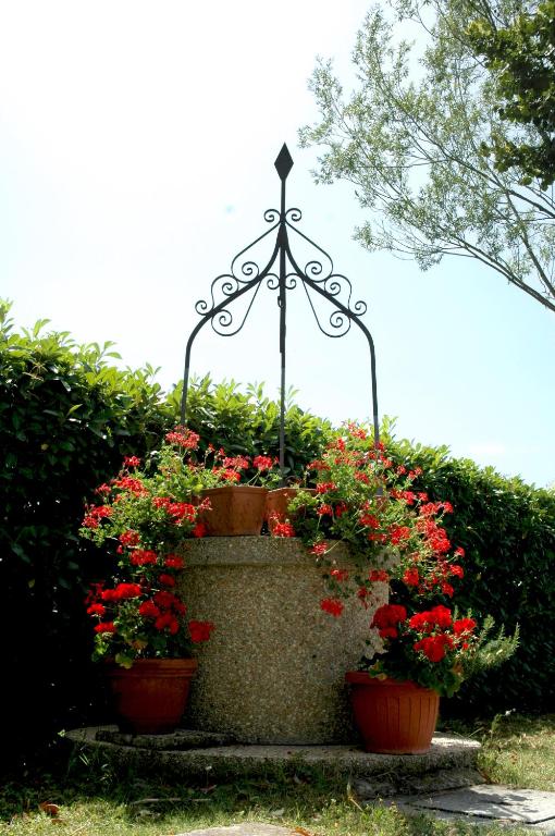 A garden outside Casa Vacanze Vecchio Granaio
