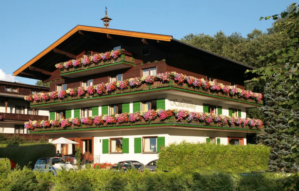 a building with flowers on the top of it at Pension Katharinenhof uzavřen in Kaprun