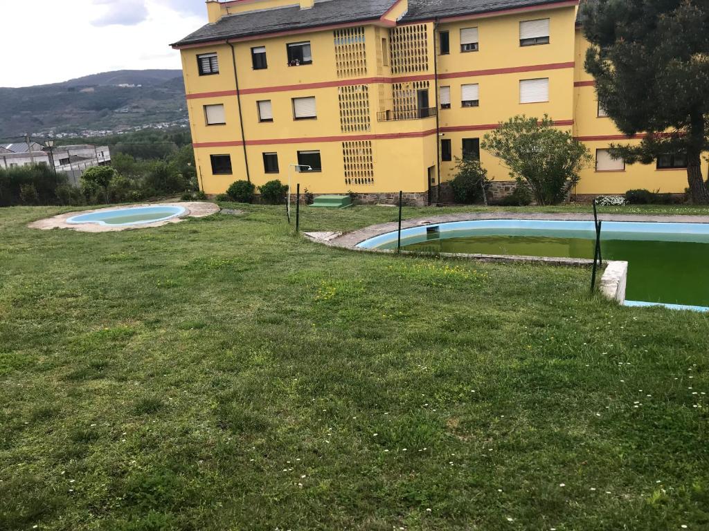 The swimming pool at or close to Precioso PISO en Villafranca del Bierzo