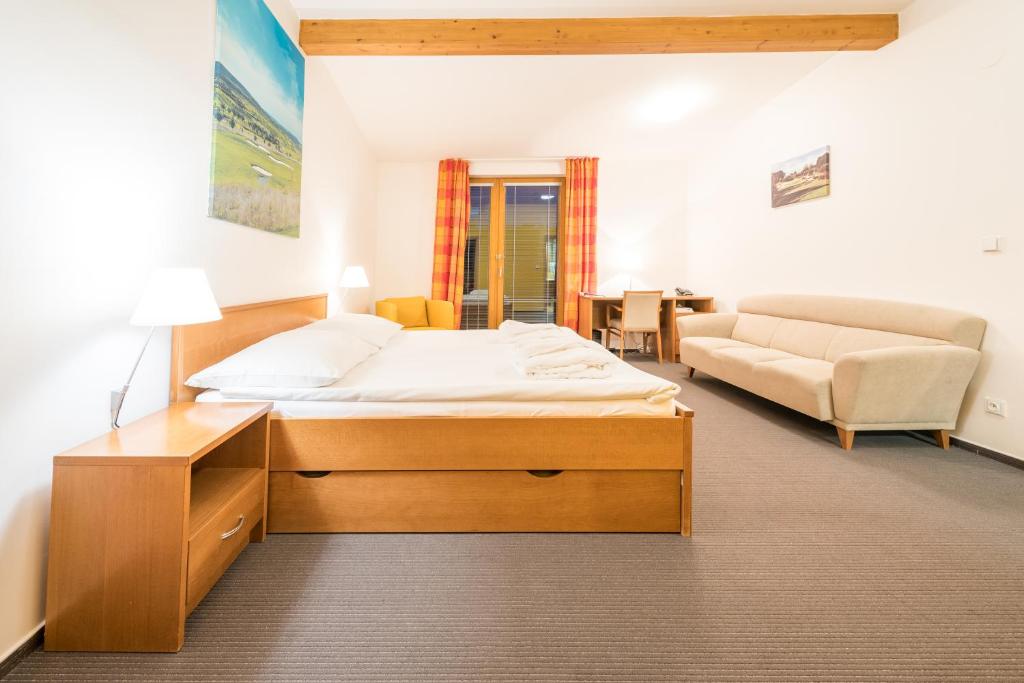 Ein Bett oder Betten in einem Zimmer der Unterkunft Hotel Kaskáda
