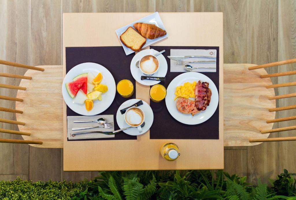 Comida en o cerca de este hotel