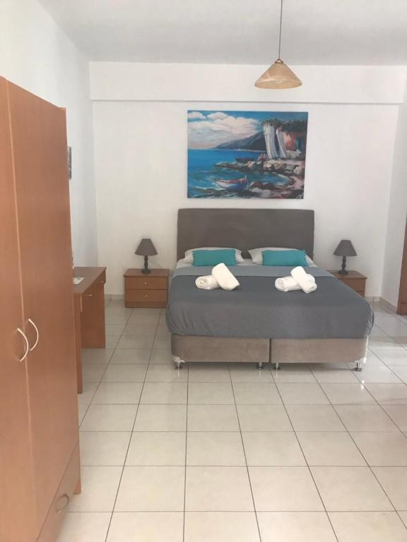 Posteľ alebo postele v izbe v ubytovaní Vrisi Apartments & Villa