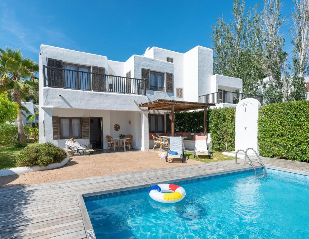 een villa met een zwembad voor een huis bij Villas S'Argamassa in Santa Eularia des Riu