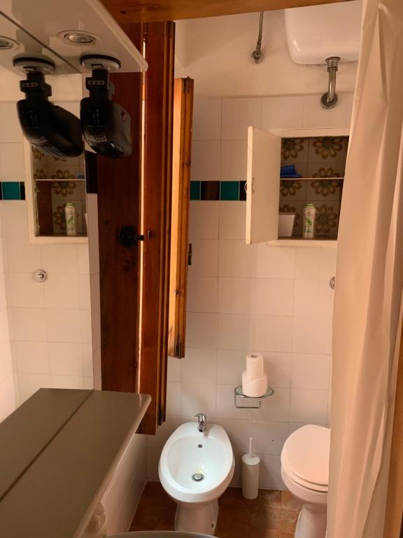 małą łazienkę z toaletą i umywalką w obiekcie Centro mini monolocale w mieście Poggibonsi