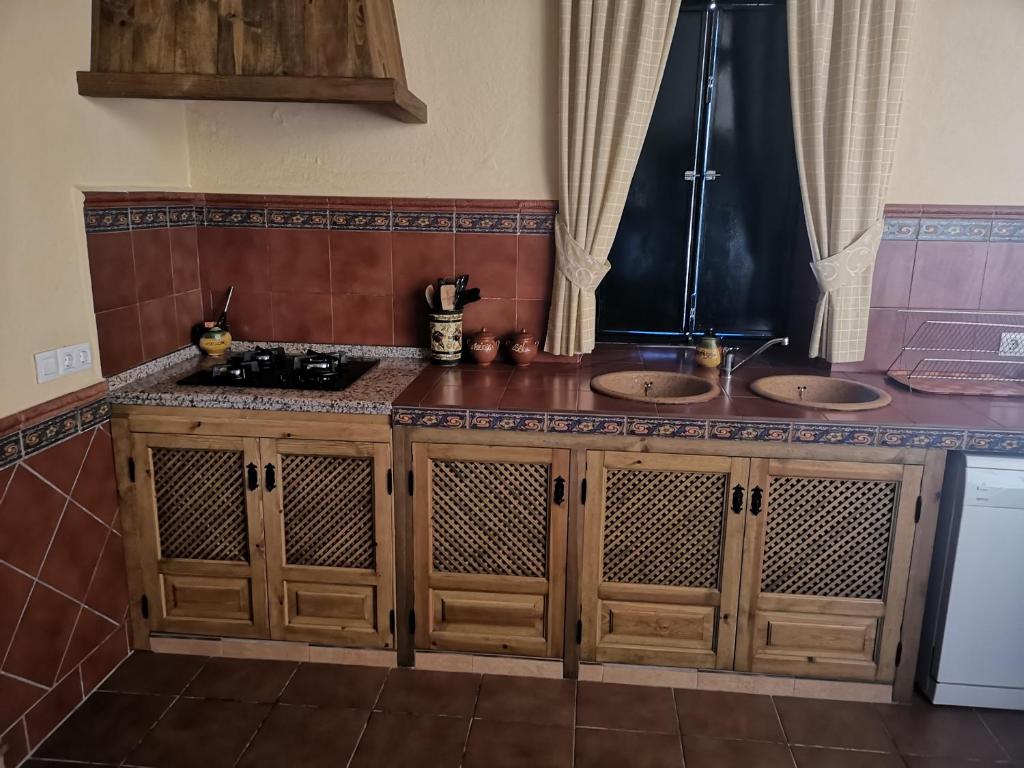 A kitchen or kitchenette at CASA RURAL LA DEHESILLA
