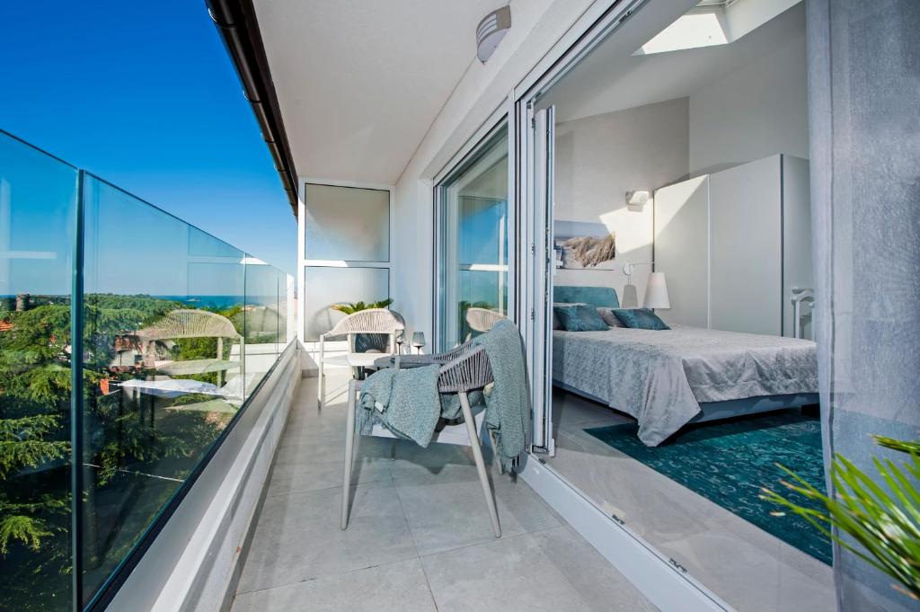 羅維尼的住宿－Residence Blu Sky，一间卧室设有一张床和一个阳台