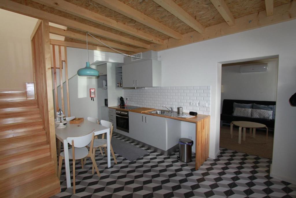 een keuken met een tafel en een aanrechtblad bij Oporto City Cottage in Porto