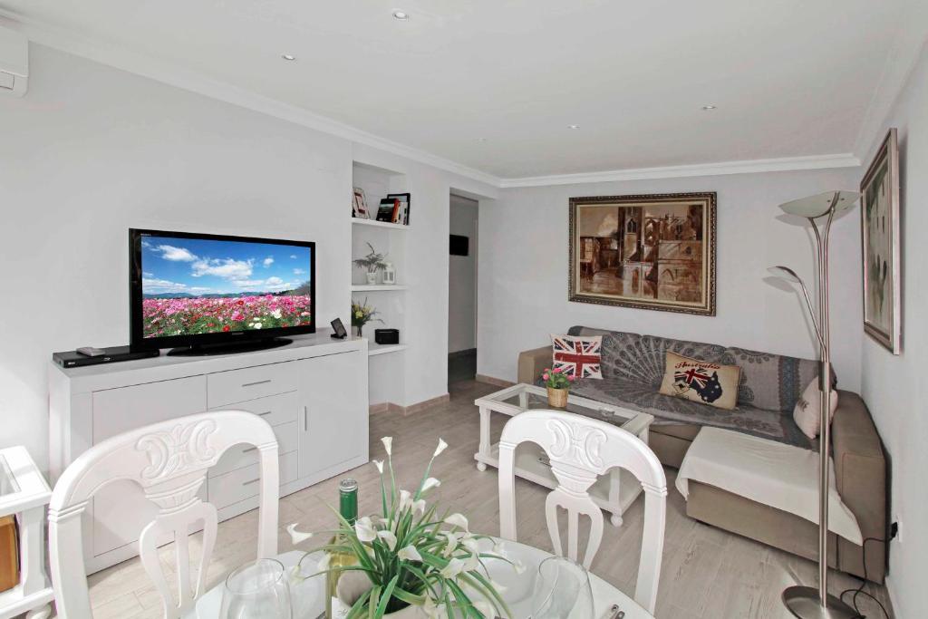 Televízia a/alebo spoločenská miestnosť v ubytovaní Charming Central Apt in Marbella