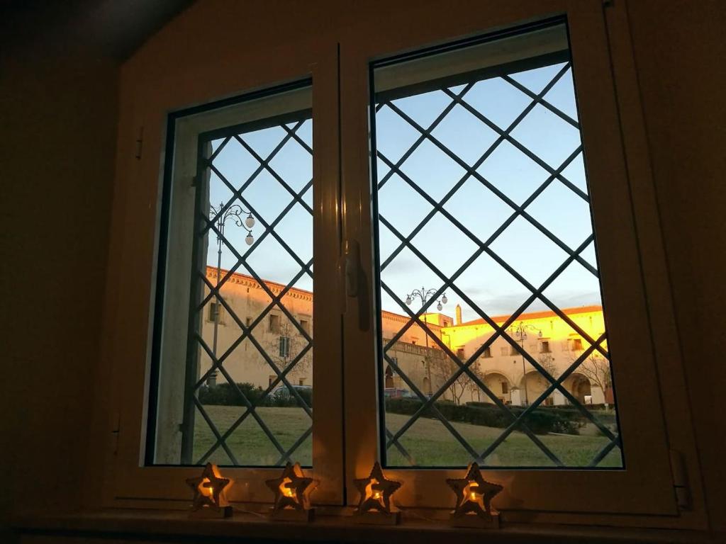 - une fenêtre avec vue sur une ville dans l'établissement Milleunastella, à Montescaglioso
