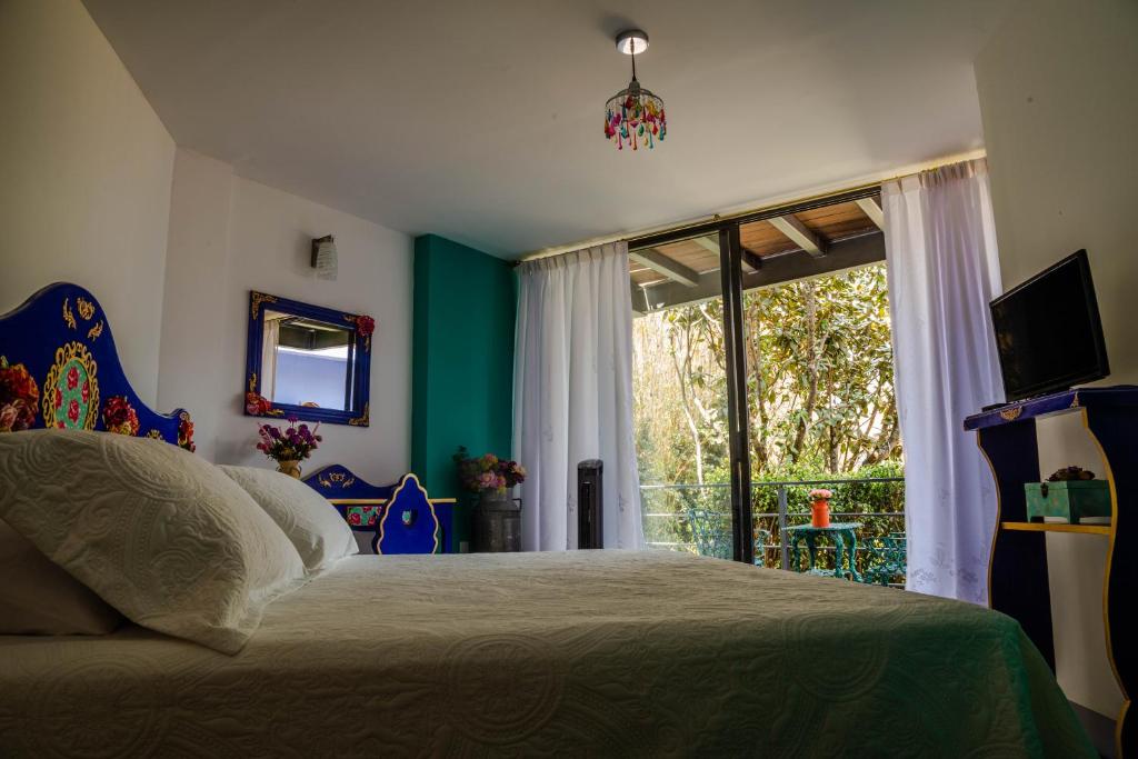 テポストランにあるHOTEL EL PAN NUESTROのベッドルーム1室(ベッド1台、大きな窓付)