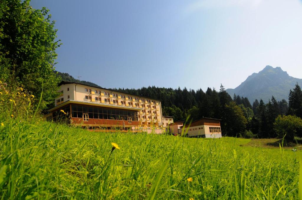 Nespecifikovaný výhled na hory nebo výhled na hory při pohledu z hotelu