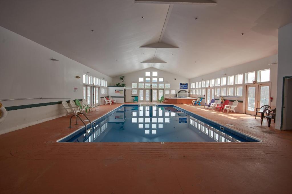 una gran piscina cubierta en un gran edificio en River View Resort, en Bethel