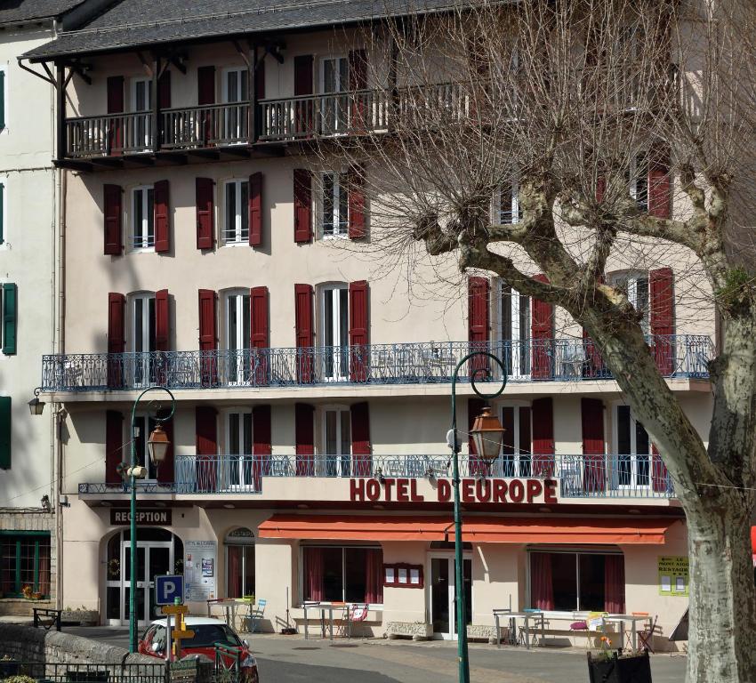 un hôtel avec un panneau d'hôtel sur le côté d'un bâtiment dans l'établissement Hotel De l'Europe, à Meyrueis