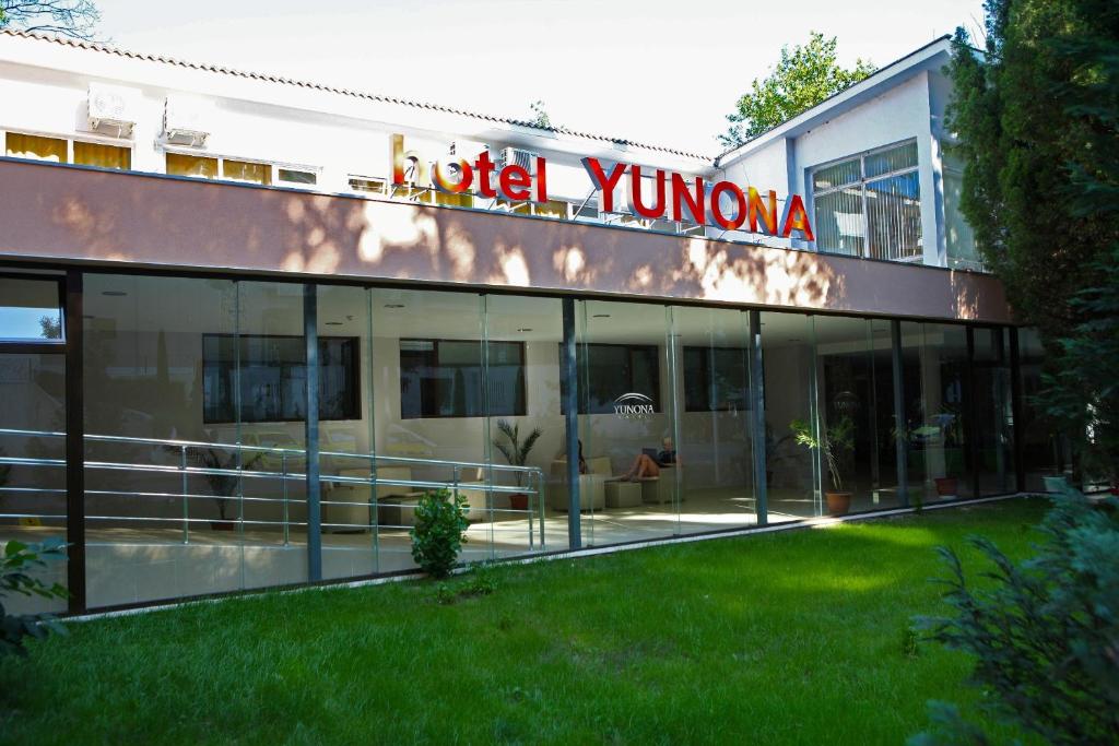 un edificio con un letrero que dice yuri de rendimiento en Hotel Yunona - All Inclusive en Sunny Beach